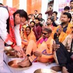 मुख्यमंत्री धामी ने कांवरियों की पैर पखारे एवं उनको अंगवस्त्र व पुष्प माला भेंट कर उनका अभिवादन किया, इसके उपरांत त्रिशूल चौक से सरस मेला कार्यक्रम स्थल गांधी पार्क तक आयोजित शिव बारात में प्रतिभाग किया