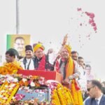 मुख्यमंत्री धामी ने जनता पर फूल बरसाकर जताया आभार, हाथ हिलाकर किया आत्मीय अभिवादन