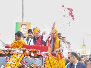 मुख्यमंत्री धामी ने जनता पर फूल बरसाकर जताया आभार, हाथ हिलाकर किया आत्मीय अभिवादन