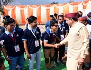 मुख्यमंत्री धामी ने कार्यक्रम स्थल पर विभिन्न विभागों द्वारा लगाए गए स्टॉलों का निरीक्षण कर योजनाओं की प्रगति की जानकारी ली