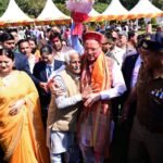 सभी ने मुख्यमंत्री धामी को रंग लगाते हुए, उन्हें होली की बधाई दी