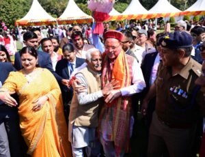 सभी ने मुख्यमंत्री धामी को रंग लगाते हुए, उन्हें होली की बधाई दी