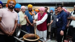 श्री महाराज जी ने लंगर सेवा कर संगतों को दिया आशीर्वाद, बढ़ी मेले की रौनक