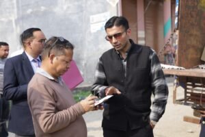 डीएम सविन बंसल की छापेमारी के दौरान अधिकारियों की टीम ने सेंट्रल गोदाम में राशन आपूर्ति व्यवस्था का मौके पर निरीक्षण किया।