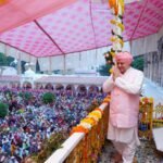 श्री महंत देवेंद्र दास जी महाराज ने कहा कि गुरु वह हैं जो हमारे अज्ञान रूपी अंधकार को दूर कर ज्ञान का प्रकाश फैलाते हैं।