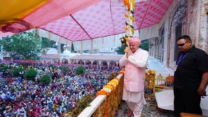श्री महंत देवेंद्र दास जी महाराज ने कहा कि गुरु वह हैं जो हमारे अज्ञान रूपी अंधकार को दूर कर ज्ञान का प्रकाश फैलाते हैं।