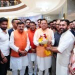 मुख्यमंत्री धामी ने युवाओं से आह्वान किया कि वे जागरूक रहें और समाज में सकारात्मक बदलाव के लिए अपनी भूमिका निभाएं