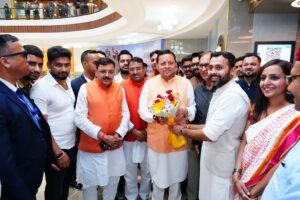 मुख्यमंत्री धामी ने युवाओं से आह्वान किया कि वे जागरूक रहें और समाज में सकारात्मक बदलाव के लिए अपनी भूमिका निभाएं