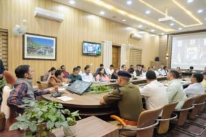 जिलाधिकारी ने पुलिस अधीक्षक नगर को निर्देश दिए कि छापेमारी में जो अवैध रूप सिलेंडर पकड़े जा रहे हैं उनको ट्रेस किया जाए