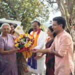 कैबिनेट मंत्री भरत चौधरी, कोटद्वार के मेयर शैलेंद्र रावत, राज्य मंत्री ओमप्रकाश जमदग्नि सहित गणमान्य अतिथियों ने राज्यपाल आनंदीबेन पटेल का पुष्पगुच्छ भेंट कर स्वागत किया