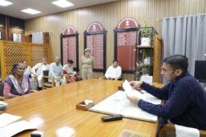 जिलाधिकारी सविन बंसल ने दिव्यांग मनीष शर्मा को ₹25,000 आर्थिक सहायता दिलाई