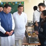 मुख्यमंत्री धामी ने छात्र-छात्राओं द्वारा तैयार किए गए मॉडलों का अवलोकन किया तथा उनकी नवाचारी सोच और रचनात्मकता की प्रशंसा की