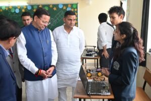 मुख्यमंत्री धामी ने छात्र-छात्राओं द्वारा तैयार किए गए मॉडलों का अवलोकन किया तथा उनकी नवाचारी सोच और रचनात्मकता की प्रशंसा की