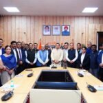 मुख्यमंत्री धामी ने कहा कि राज्य में प्रतिवर्ष 06 करोड़ से अधिक श्रद्धालु एवं पर्यटक विभिन्न धार्मिक और पर्यटन स्थलों पर आते हैं, जो राज्य की अर्थव्यवस्था को मजबूती प्रदान करते हैं