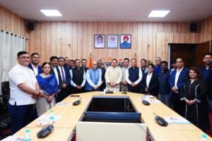 मुख्यमंत्री धामी ने कहा कि राज्य में प्रतिवर्ष 06 करोड़ से अधिक श्रद्धालु एवं पर्यटक विभिन्न धार्मिक और पर्यटन स्थलों पर आते हैं, जो राज्य की अर्थव्यवस्था को मजबूती प्रदान करते हैं