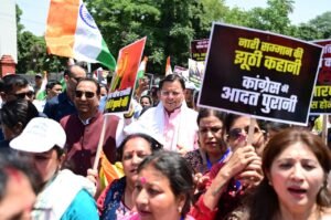 परिवारवाद में फंसी कांग्रेस, आम महिलाओं को आगे बढ़ने का मौका नहीं – सीएम धामी