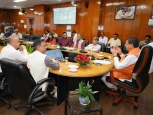 मुख्यमंत्री धामी ने निर्देश दिए कि संस्थान में डिजिटल पांडुलिपि संरक्षण केंद्र, आधुनिक पुस्तकालय, शोध प्रयोगशालाएं, संगोष्ठी केंद्र, ई-लर्निंग सुविधाओं की व्यवस्था भी की जाए। 