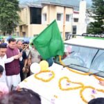 भीमताल भ्रमण के दौरान मुख्यमंत्री धामी ने नए कूड़ा वाहनों को हरी झंडी दिखाकर किया रवाना