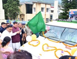 भीमताल भ्रमण के दौरान मुख्यमंत्री धामी ने नए कूड़ा वाहनों को हरी झंडी दिखाकर किया रवाना