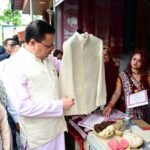 मुख्यमंत्री धामी ने खुद खरीदा बिच्छू घास से बना वस्त्र, स्थानीय उत्पादों और शिल्पकारों को दिया बड़ा प्रोत्साहन