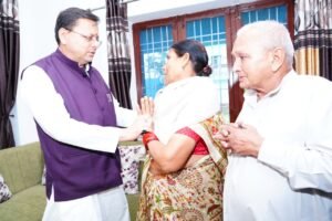 मुख्यमंत्री धामी ने 15 अगस्त की पूर्व संध्या पर शहीद अमित कुमार अणथ्वाल के परिजनों से की भेंट, किया सम्मानित 