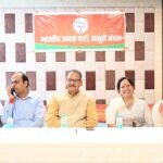मसूरी में 25 अगस्त को आयोजित रक्षाबंधन कार्यक्रम की तैयारियों को लेकर बैठक करते मंत्री गणेश जोशी