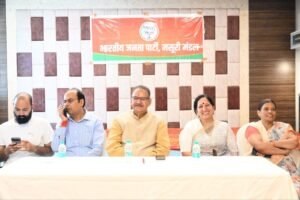 मसूरी में 25 अगस्त को आयोजित रक्षाबंधन कार्यक्रम की तैयारियों को लेकर बैठक करते मंत्री गणेश जोशी