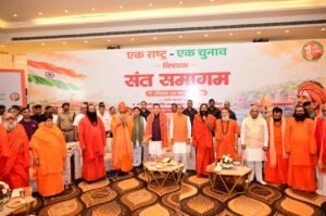 धामी का संत समाज से आह्वान- राष्ट्रहित के महत्वपूर्ण विषयों पर जनजागरण की मशाल जलाएं
