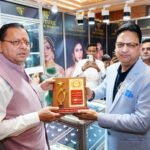 मुख्यमंत्री धामी ने देहरादून में सर्राफ मंडल की भव्य एग्जीबिशन का किया अवलोकन, आभूषणों के पारंपरिक डिजाइनों और स्वर्णकारों की कला-हुनर की सराहना