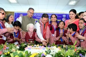 मुख्यमंत्री धामी का संवेदनशील अंदाज, जन्मदिवस पर दृष्टि दिव्यांग बच्चों के साथ केक काटकर बांटी खुशियां