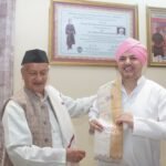 उत्तराखण्ड के विकास और स्वास्थ्य सेवाओं पर चर्चा के दौरान भगत सिंह कोश्यारी ने श्रीमहंत देवेन्द्र दास जी महाराज से जनसेवा से जुड़े प्रयासों पर भी विचार-विमर्श किया।