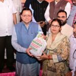 सेवा संकल्प अभियान के तहत देहरादून में आयोजित बहुउद्देशीय शिविर में मुख्यमंत्री धामी ने किया प्रतिभाग, विभागीय स्टॉलों का किया अवलोकन