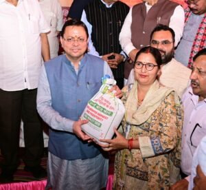 सेवा संकल्प अभियान के तहत देहरादून में आयोजित बहुउद्देशीय शिविर में मुख्यमंत्री धामी ने किया प्रतिभाग, विभागीय स्टॉलों का किया अवलोकन